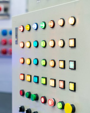 Başlangıç duruşu için çeşitli şekil ve renk düğmesi düğmesi açık ve durum göster veya elektrik güç kontrol dolabına kurulum işlevini izle