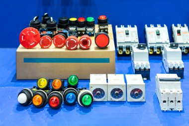Sanayi bölgesinde üretim hattı veya makine üretim sürecinde elektrik güç kontrol ve tedarik sistemi için düğmeye basılı çeşitli renk sinyal lambası göstergesi veya pilot lamba ve zamanlayıcı
