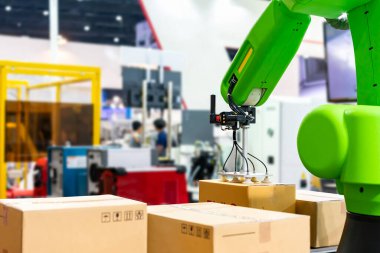 Hassas robot kolu ve otomatik vakum ya da çekiş kabını kapatıyor- sanayileşme sürecinin çeşitli malzeme levha ürünleri ürünü veya taşınabilir kağıt kutu için