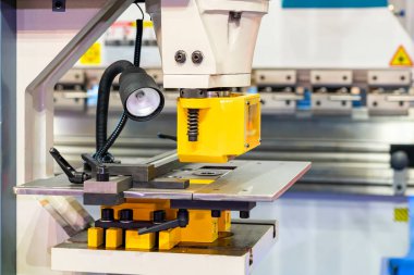 endüstriyel üretim aşamasında kesme kesme kesme delme yumruk veya metal levha delme oluşturmak için yarı otomatik makine üzerinde ölçeklendirme veya makas