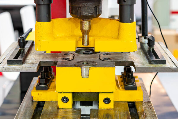 Крупный план штамповки и штамповки гидравлической штамповочной машины для резки листового металла промышленного производства