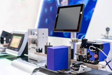 Denetim sırasında matkap ucu veya iş parçası veya ölçüm boyutu hassas lazer sistem birimi ile endüstriyel çalışmada ekran monitörü ile