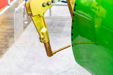 Simüle konum yayı sırasında robot kaynaklama elektrot direnç noktası veya montaj gövde çerçeve kapı otomobil parçası için kıvılcım üretim işlemi parçası