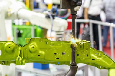 Yay boyunca robotla kaynaşan elektrot direnç noktası veya üretim sürecinde otomobil parçasının gövde yapısı için kıvılcım
