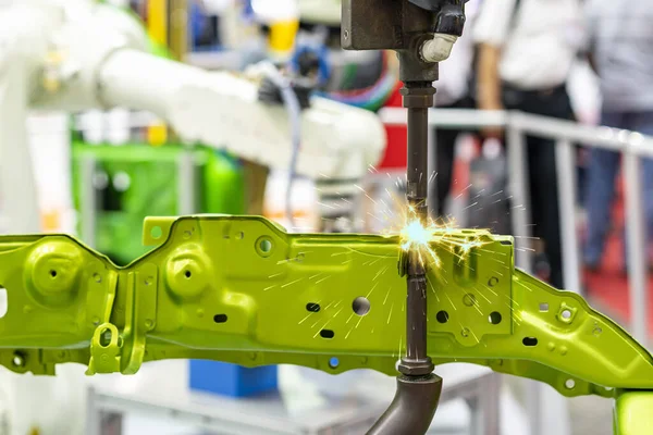 Yay boyunca robotla kaynaşan elektrot direnç noktası veya üretim sürecinde otomobil parçasının gövde yapısı için kıvılcım