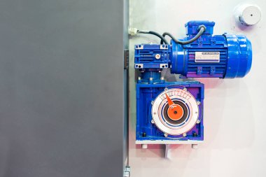 Endüstriyel üretim makinesine azaltıcı şanzıman ve elektrikli motor kurulumu