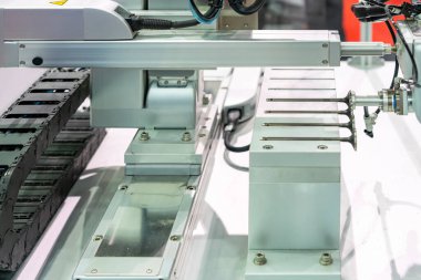 yüksek teknoloji kesinlik vakum emici emme montaj emme vanası sırasında silindir başlı motor veya motorlu araç endüstriyel üretim sürecinin ürünleri ile yüksek teknoloji otomatik seçim