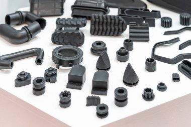 Endüstriyel üretim sürecinden üretilen çeşitli sıkıştırma kalıplı kauçuk parçaları. Kapak kapağı kapağı boru pedal başlığı konnektör ve otomobil parçaları diğer