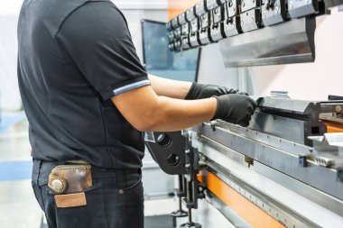 Yarı otomatik hidrolik bükme makinesinin dişlerini kapat ve teknisyenin elleri bükme sırasında metal levhayı ya da iş parçasını yakala..