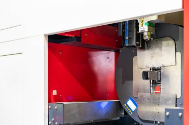 Endüstriyel üretim sürecinde hassas otomatik benlik pnömatik chuck klemp güç gücü ve lazer kesme veya oyma makinesi kare ve yuvarlak boru besleme