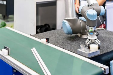 Kavrayışlı akıllı robot, üretim sürecinde otomasyon taşıma bandı taşıma hattına iş parçası penası ve yer taşır