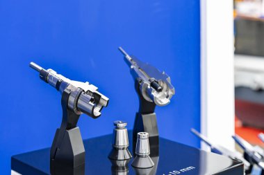 Cnc değirmencilik veya endüstriyel makine merkezi için collet chuck araç tutucusunun çapraz bölüm görünüm detayı