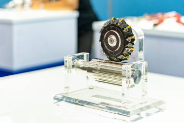 Disk değirmeni karpit, dişli kaplama ve endüstriyel üretim sürecinde metal oluşumu için askı kesme araçları ekliyor