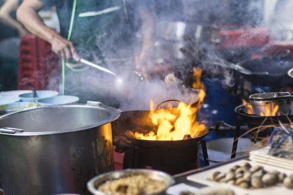 泰国曼谷街头食品 2020年10月24日 在泰国曼谷 大厨用油锅和油锅烹调 — 图库照片