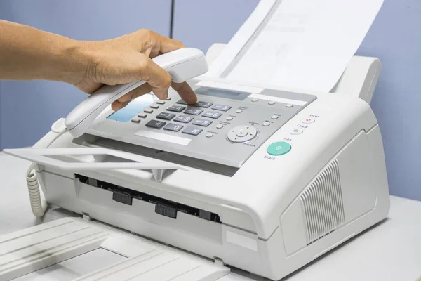 Hombre Mano Están Utilizando Una Máquina Fax Oficina Equipo Para —  Fotos de Stock