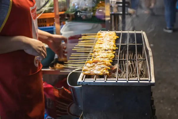 방콕의 뜨거운 난로에 돼지고기 로스트 — 스톡 사진