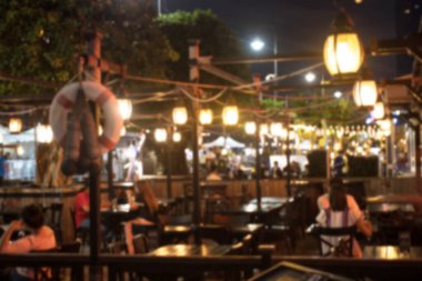 Bulanık bir görüntü. Bir çok insan barda eğleniyor. Bir restorandaki gece festivali ve parti mutlu ve rahatlatıcı..