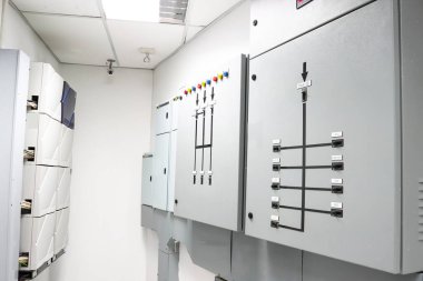 Ana Dağıtım Kurulu, elektrik santralinin elektrik panelinin güç kesintisini kontrol ediyor. Yüksek voltajlı kapalı hava akımı DC Devre Kesiciyi Kontrol Et