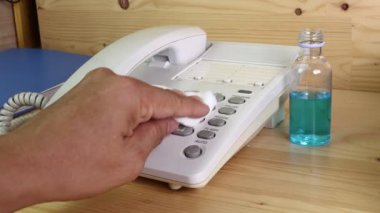 Konsept Önleme sıklıkla temizlik yapar, patojenlerin telefon teçhizatı etrafında yayılmasına olanak sağlayan yüksek trafik bölgelerine odaklanır. 