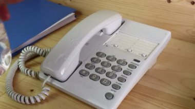 Konsept Önleme sıklıkla temizlik yapar, patojenlerin telefon teçhizatı etrafında yayılmasına olanak sağlayan yüksek trafik bölgelerine odaklanır. 