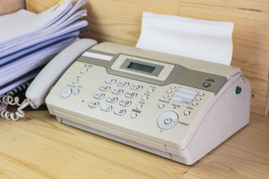 Ofis konsept ekipmanında gerekli belgeleri göndermek için faks makinesi. 