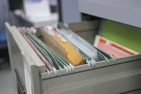 ファイルフォルダ文書ファイルキャビネット保持コンセプトビジネスオフィス機器で — ストック写真