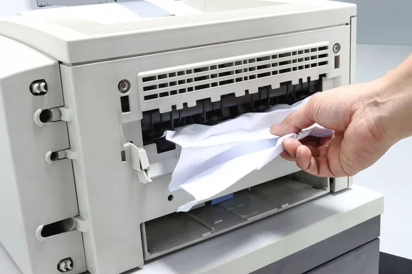 Techniciens Enlevant Papier Coincé Confiture Papier Dans Imprimante Bureau — Photo