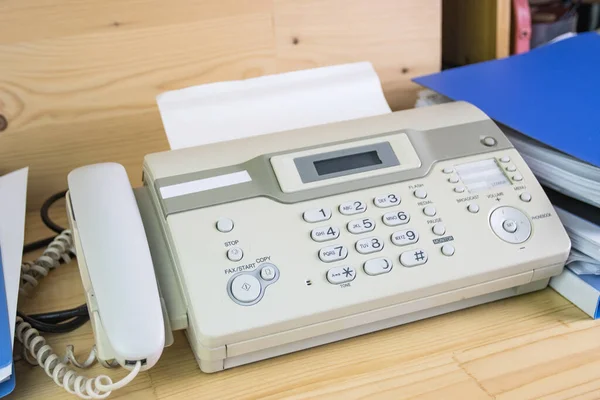 Der Einsatz Des Faxgeräts Für Den Versand Von Dokumenten Büro — Stockfoto