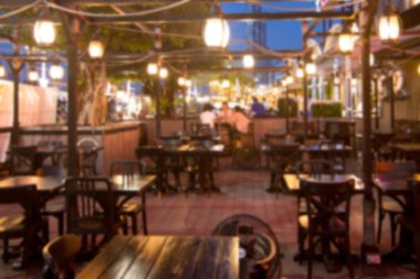 Bulanık bir görüntü. Bir çok insan barda eğleniyor. Bir restorandaki gece festivali ve parti mutlu ve rahatlatıcı..