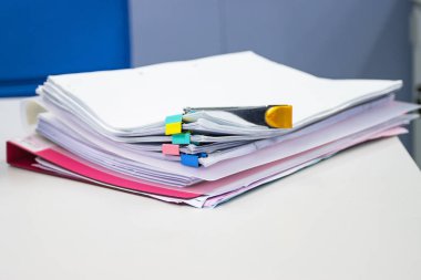 Dosya dizini ve iş raporları yığını bir iş ofisindeki masa üzerinde kağıt dosyası, iş ofisindeki kavram belgesi