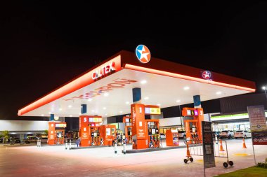 BANGKOK THAILAND: - 23 Kasım 2020: CALTEX Petrol İstasyonu, Araçlar için yakıt ikmal istasyonları Tayland benzin istasyonunda yakıt ikmali yapılıyor. 24 saat hizmet vermeye hazır..
