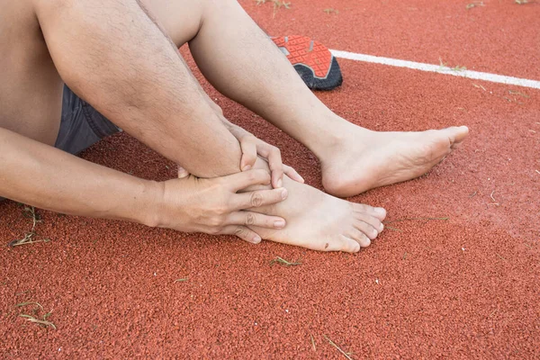 Mann Sprunggelenk Verletzt Nachdem Auf Laufplatz Gelaufen War — Stockfoto