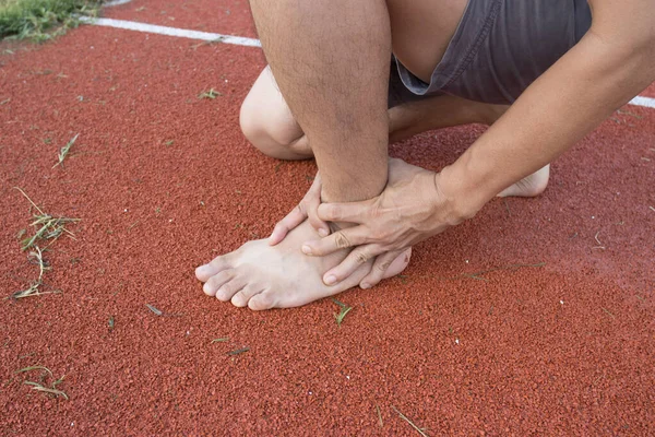 Homem Lesão Tornozelo Depois Correr Campo Corrida — Fotografia de Stock