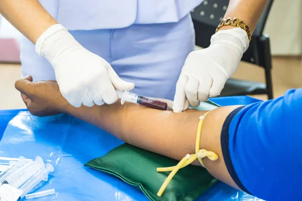Aguja Inyección Del Médico Brazo Para Recoger Sangre Para Analizar — Foto de Stock