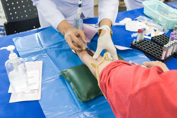 Aguja Inyección Del Médico Brazo Para Recoger Sangre Para Analizar — Foto de Stock