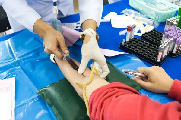 Orvos Injekciós Karon Hogy Vért Gyűjtsön Egészség Szelektív Fókusz Fecskendő — Stock Fotó