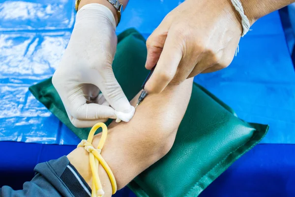 Aguja Inyección Del Médico Brazo Para Recoger Sangre Para Analizar — Foto de Stock