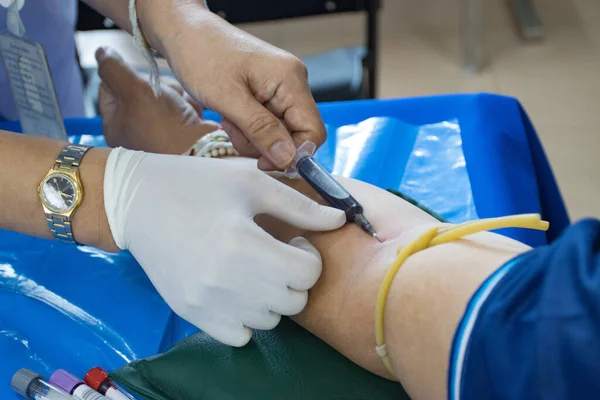 Aguja Inyección Del Médico Brazo Para Recoger Sangre Para Analizar — Foto de Stock