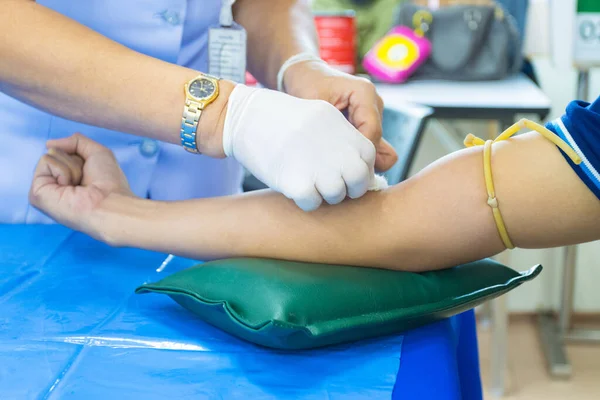 Aguja Inyección Del Médico Brazo Para Recoger Sangre Para Analizar — Foto de Stock