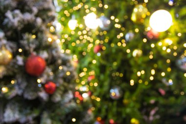 Bulanık Noel ağacı ve Noel süslemeleri Güzel iç dekorasyonlar 