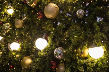 Noel ağacı ve Noel süslemeleri Güzel iç dekorasyonlar 