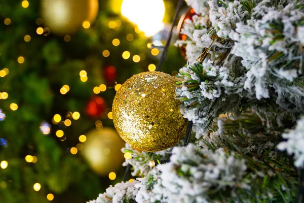 Weihnachtsbaum Und Weihnachtsschmuck Schöne Innendekoration — Stockfoto