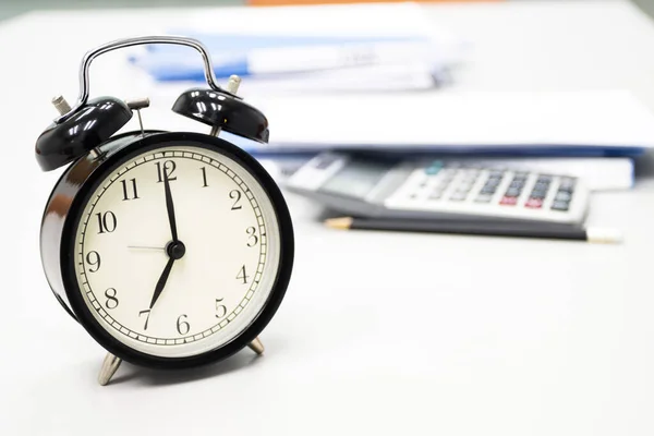 Reloj Escritorio Trabajo Oficina Tiempo Los Conceptos Trabajo Los Empresarios — Foto de Stock
