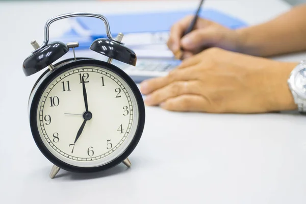 Relógio Sobre Mesa Trabalho Escritório Hora Homem Negócios Conceitos Trabalho — Fotografia de Stock