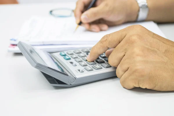 Mão Homem Usar Uma Calculadora Para Calcular Rendimento Despesas Nos — Fotografia de Stock