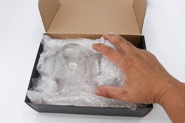 Handen Människan Hålla Bubbla Wrap Täcka Glas För Skydd Produkt — Stockfoto