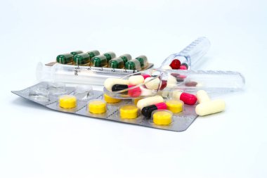 beyaz arkaplan üzerinde birçok kapsül