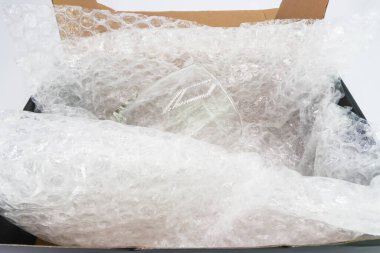 Kabarcık ambalajı koruma amaçlı su bardağını kırılır ya da geçiş sırasında sigorta yapılır. 