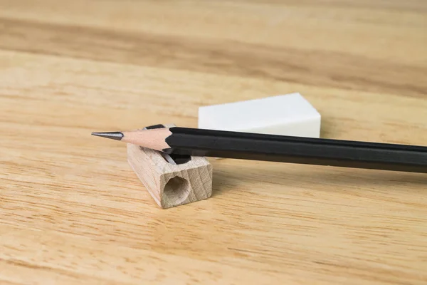 木桌上的铅笔和卷笔刀 — 图库照片