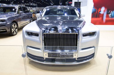Bangkok Tayland - 28 Ekim 2020 Bangkok Tayland 'da satış için gösteri odasında Rolls-Royce araba gösterisi